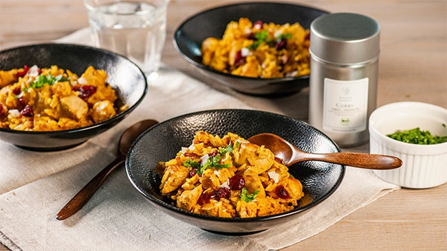 Indische Reispfanne mit Hähnchen und Madras Curry