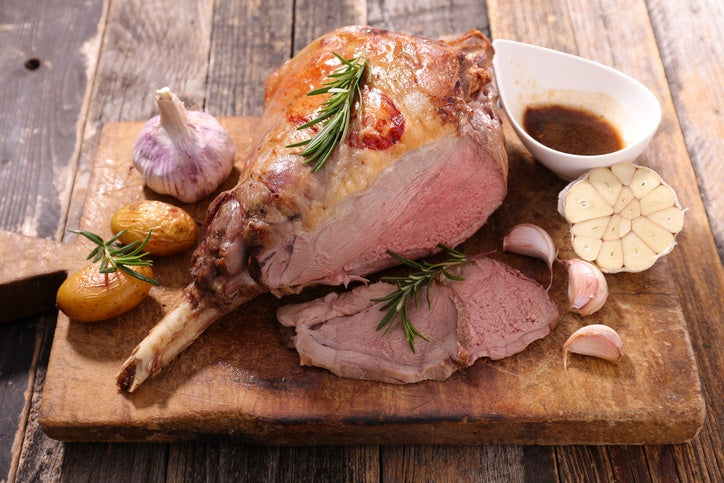 Rustikal gewürzte Lammkeule mit knuspriger Rosmarin Polenta
