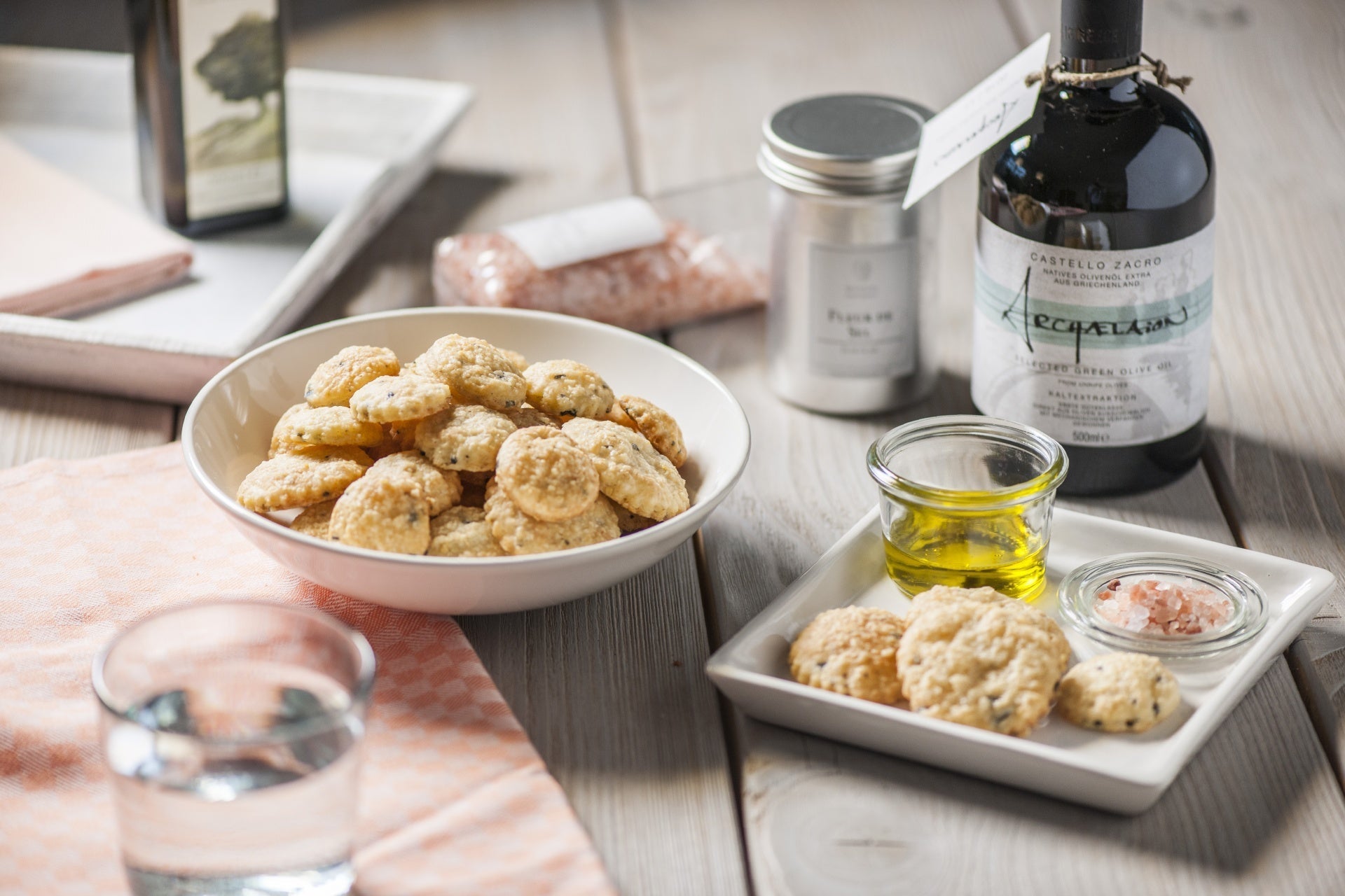 Pikante Parmesan-Oliven-Plätzchen mit italienischen Kräutern der Toskana