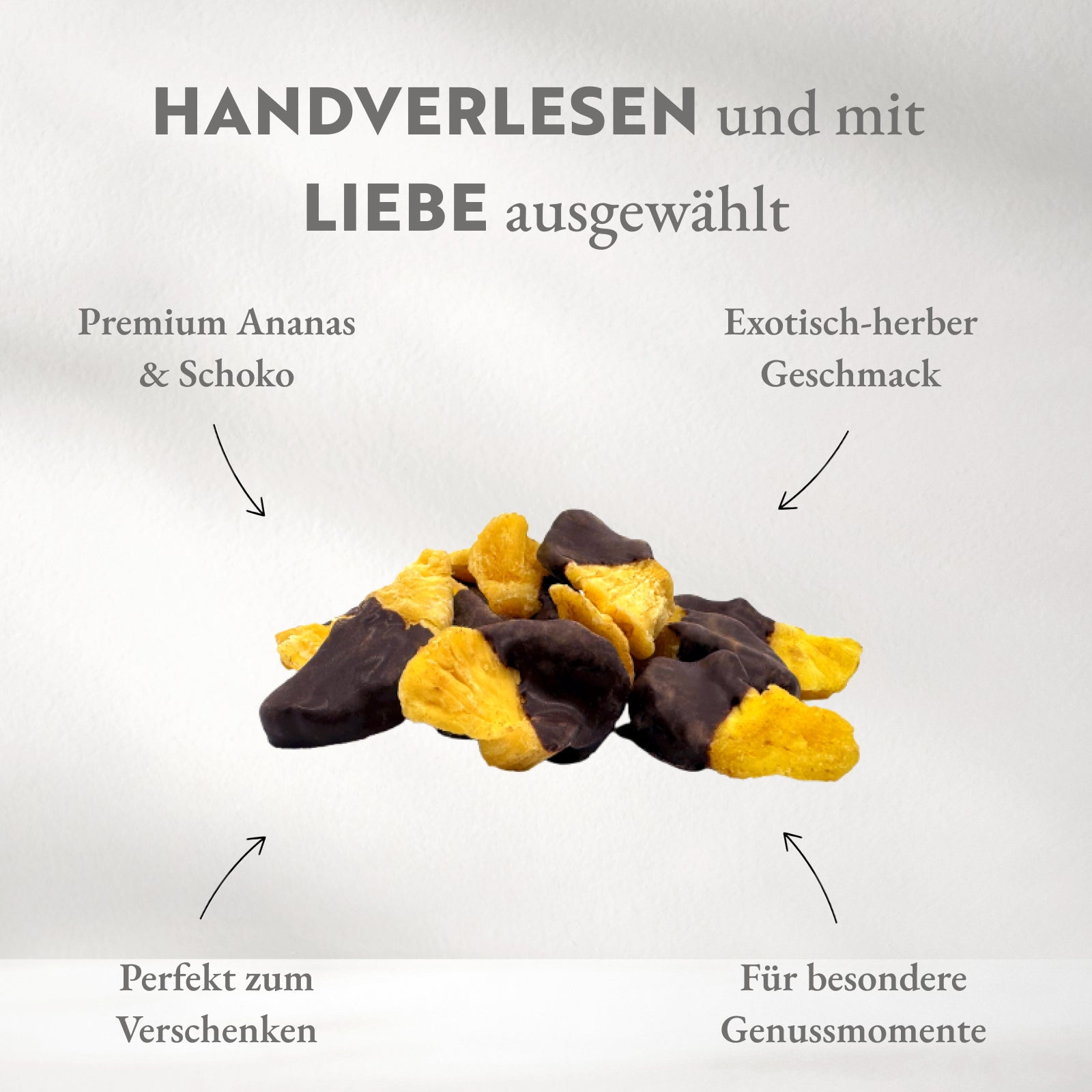 Ananas Stücke gedippt in dunkler Glasur