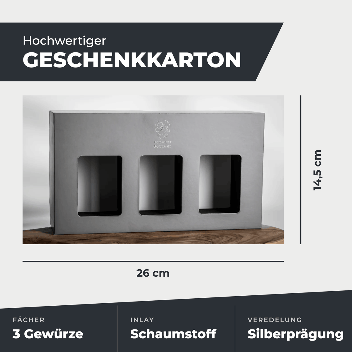 Graue Gourmet Geschenkbox von Boomers Gourmet mit silbergeprägtem Logo und drei Sichtfenstern mit Maße 26 × 14,5 cm, mit Schaumstoff-Inlay für drei Gewürzdosen