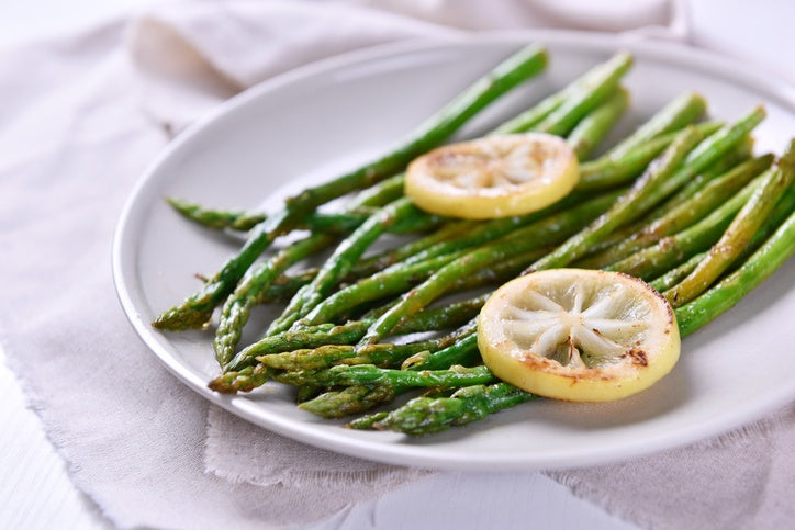 Gebackener Spargel verfeinert mit Muskatnuss und dazu grüne Soße