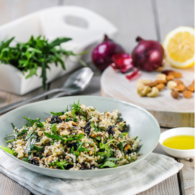 Reissalat mit Kirschen und Nüssen