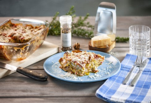 Lasagne mit Lachs, frischem Gemüse und Blütensalz