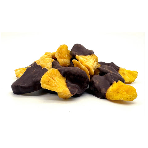 Ananas Stücke gedippt in dunkler Glasur