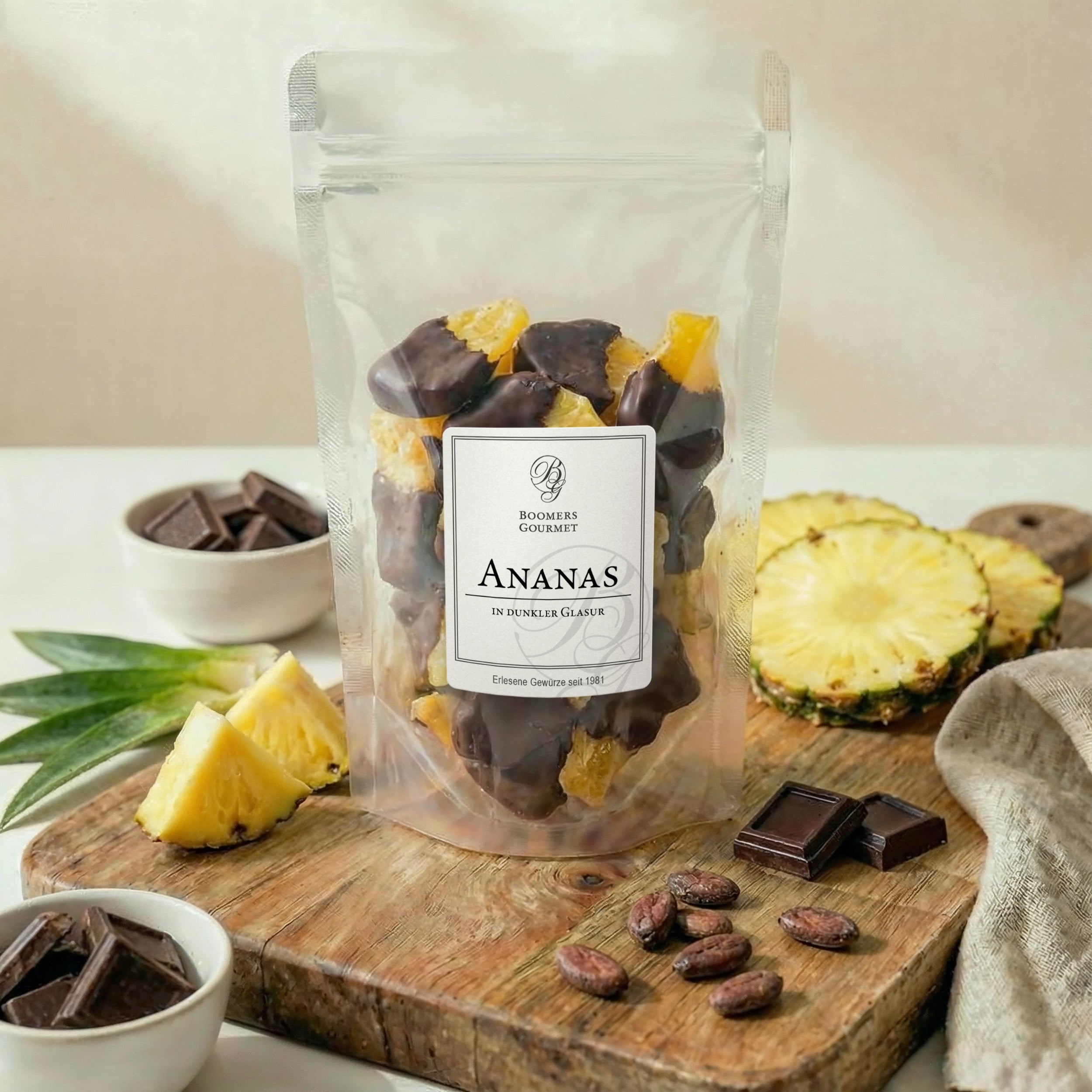 Ananas Stücke gedippt in dunkler Glasur